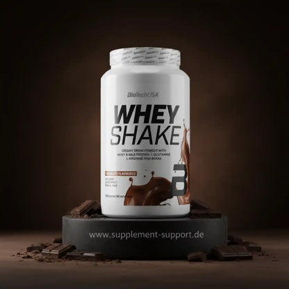 Whey Protein Shake Schokoladengeschmack Pulver mit Schokostückchen auf dunklem Hintergrund
