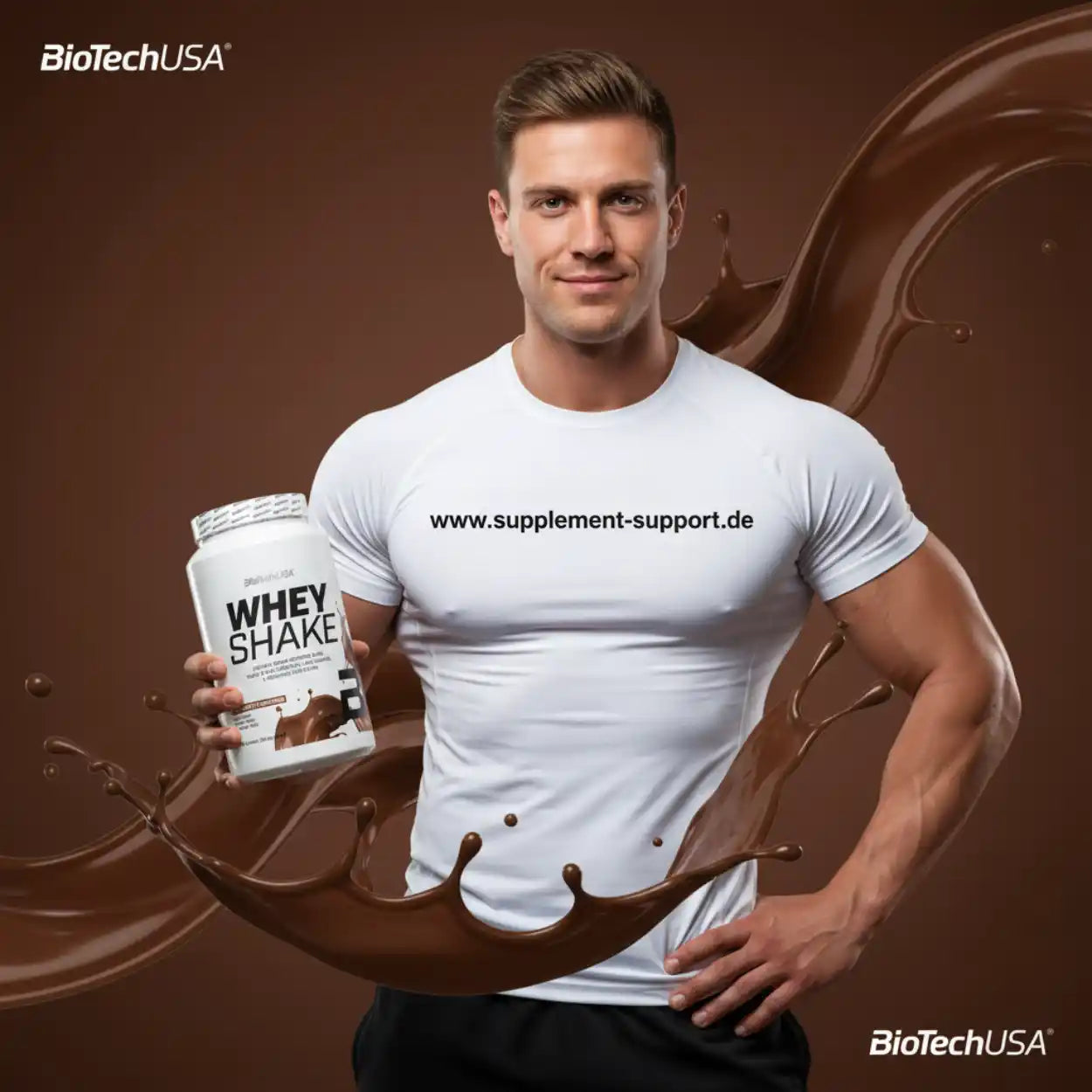 Sportler mit Whey Shake Eiweißpulver vor braunem Hintergrund und Schokospritzern