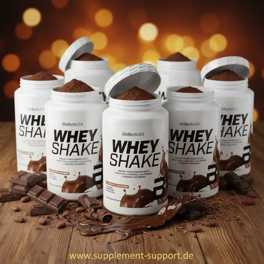 Mehrere Dosen Eiweißpulver Whey Shake Schokolade, Holzuntergrund, Schokostückchen
