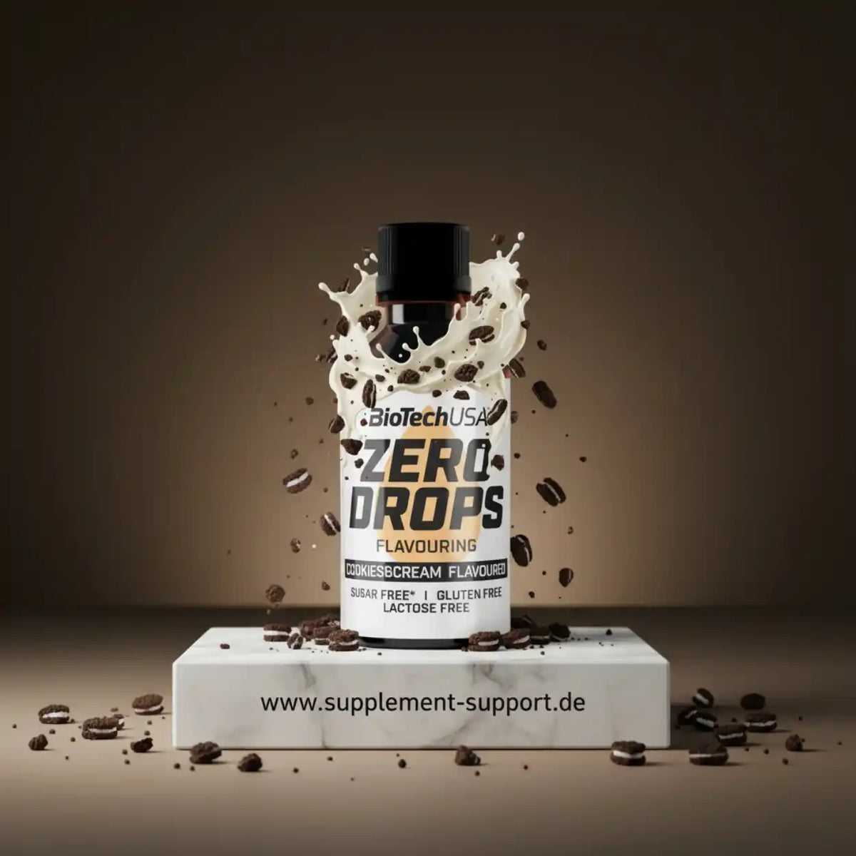 BioTechUSA Zero Drops Cookies & Cream Aromatropfen auf weißem Podest mit Milchspritzer.