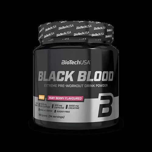 BioTechUSA Black Blood NOX+ Pre-Workout Booster Dose Ruby Berry auf schwarzem Hintergrund