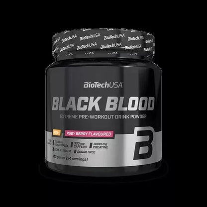 BioTechUSA Black Blood NOX+ Pre-Workout Booster Dose Ruby Berry auf schwarzem Hintergrund