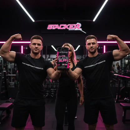 Muskulöse Athleten präsentieren Black Burn Fat Burner im Fitnessstudio – Protein & Booster