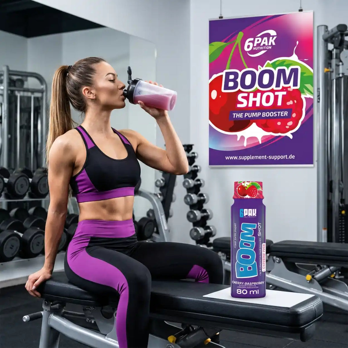 Frau im Fitnessstudio trinkt TREC NUTRITION BOOM Pre Workout Shot