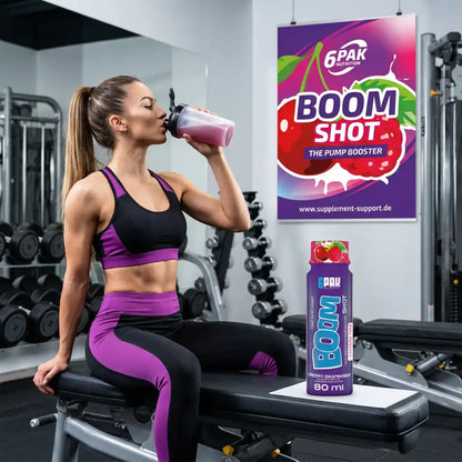 Frau im Fitnessstudio trinkt TREC NUTRITION BOOM Pre Workout Shot