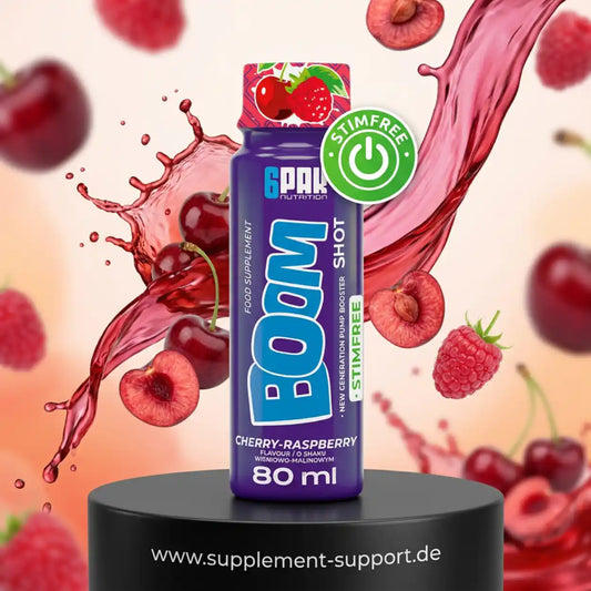 TREC NUTRITION BOOM Pre Workout Shot Kirsche-Himbeere 80ml auf schwarzem Podest mit Früchten