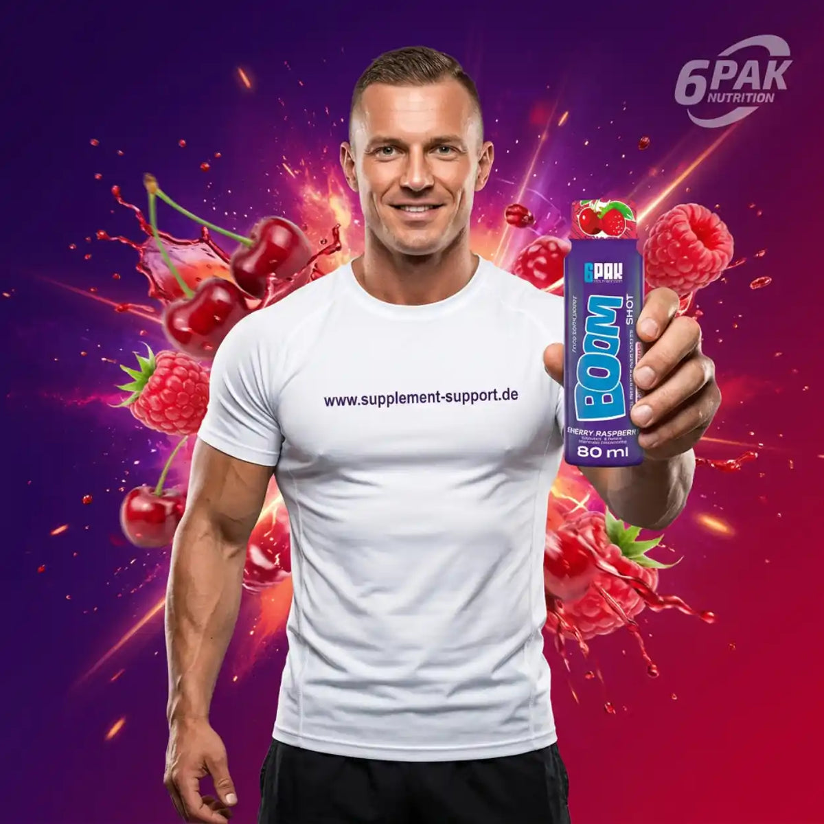 Muskulöser Mann hält einen TREC NUTRITION BOOM Pre Workout Shot mit Kirschen und Himbeeren.