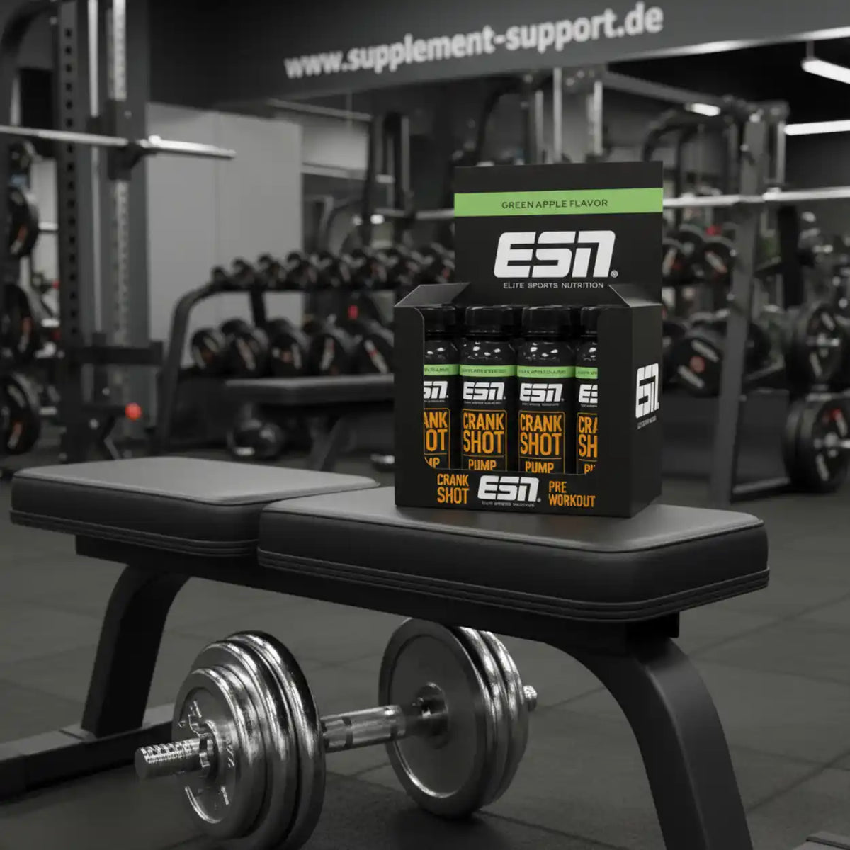 ESN Crank Shot Pre Workout in grünem Apfel-Geschmack auf Gym-Bank mit Hanteln im Fitnessstudio