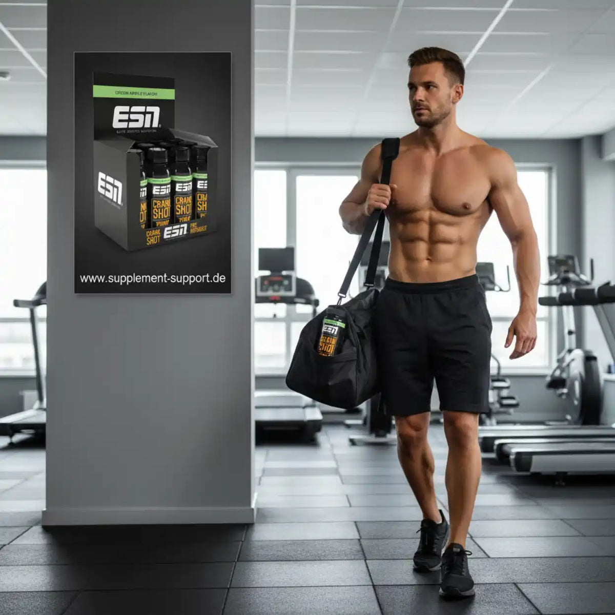 Muskulöser Mann im Fitnessstudio mit ESN Crank Shot Booster und Sporttasche, Nahrungsergänzung für Sportler