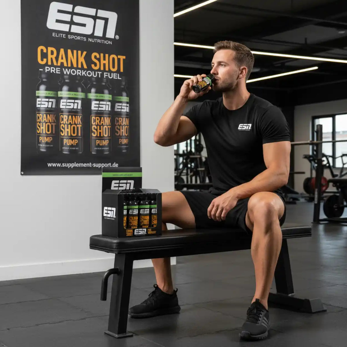 Mann trinkt ESN Crank Shot Pre Workout Fuel im Fitnessstudio – Sportnahrung & Booster