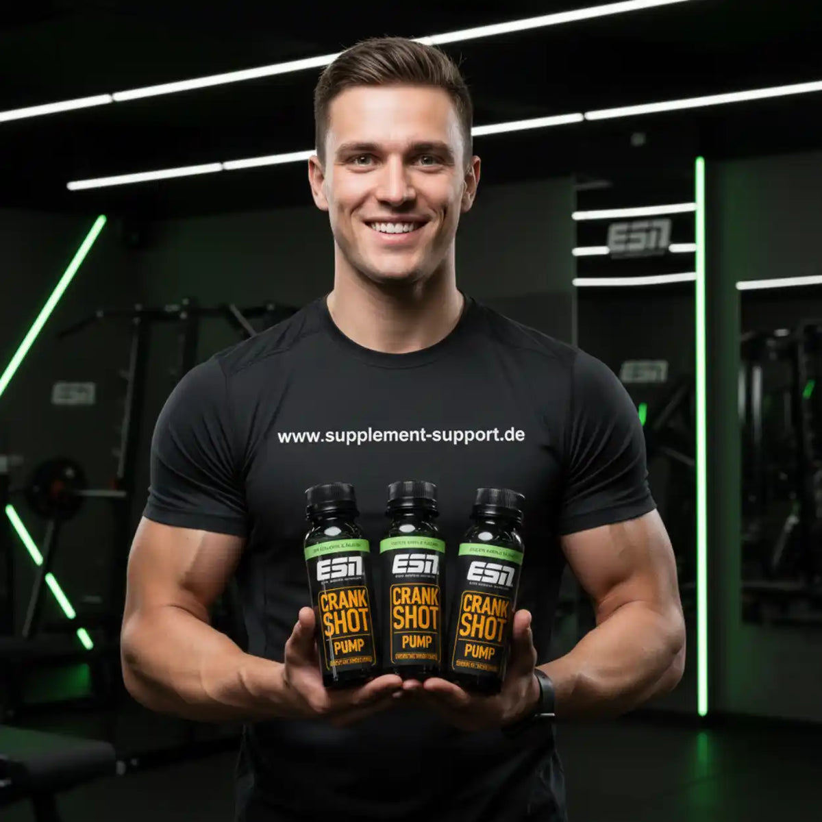 Muskulöser Mann hält ESN Crank Shot Pump Flaschen im Fitnessstudio
