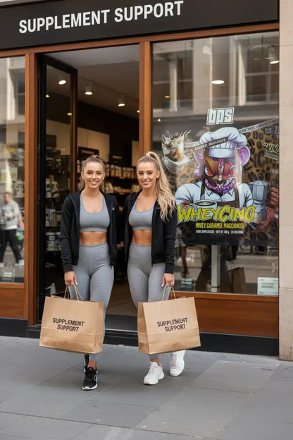 Zwei Frauen mit Supplement Support Einkaufstüten vor dem Geschäft, Sportnahrung & Proteine