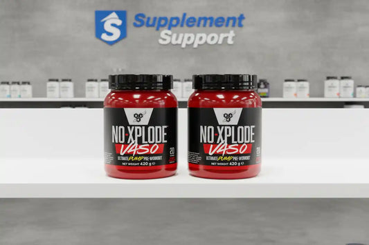 Zwei rote Dosen Pre-Workout Booster NO-Xplode Vaso 420g auf weißem Regal im Supplement-Shop
