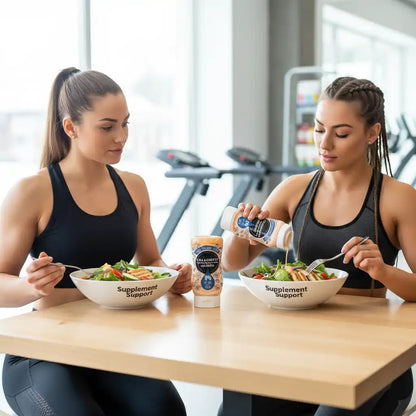 Zwei Frauen essen Salat mit Supplement Support Schalen und Dressing im Fitnessstudio
