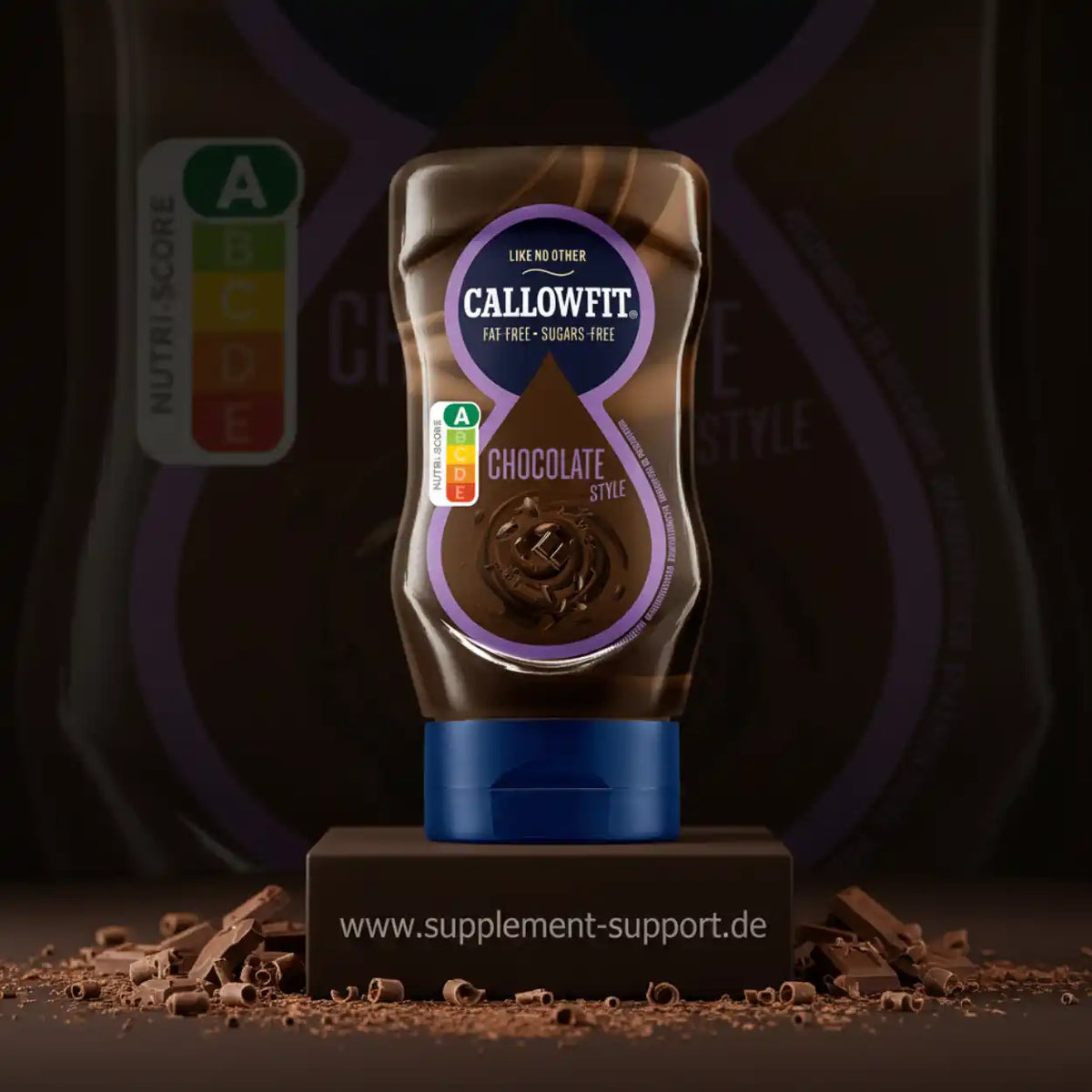 Callowfit Protein-Drink in Schokoladen-Geschmack auf einem Podest mit Schokoladenraspeln.