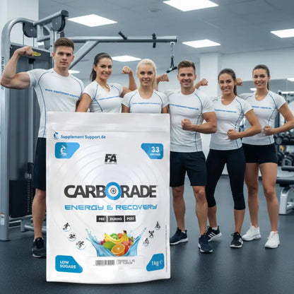 FA Nutrition CARBORADE Kohlenhydrat-Energy-Drink Pulver vor einer Gruppe von Sportlern im Fitnessstudio