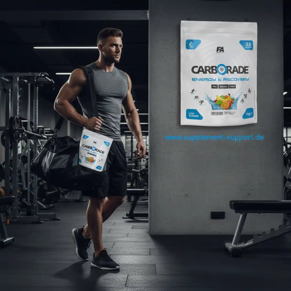 Muskulöser Mann im Fitnessstudio mit FA Nutrition Carborade Energy & Recovery Pulver.