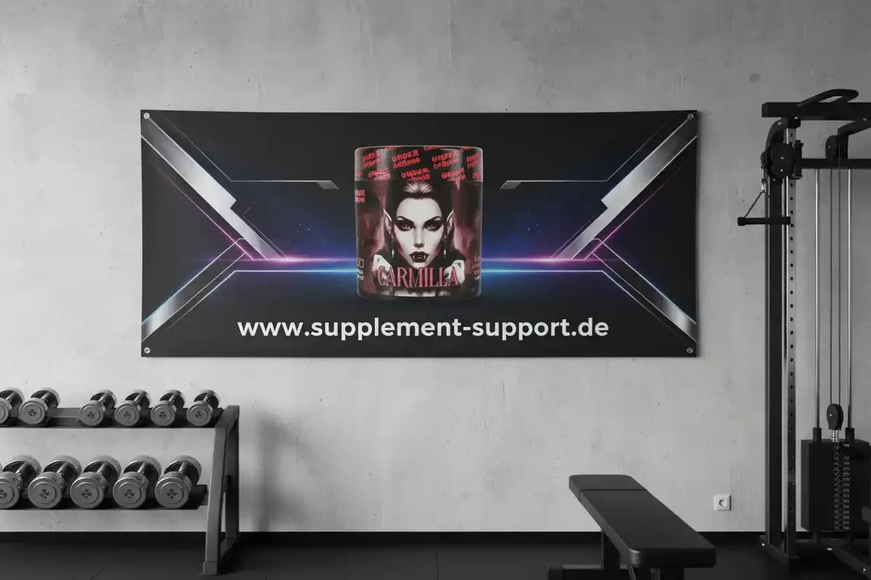 Carmilla Protein-Produkt in Fitnessstudio mit Hanteln und Trainingsgeräten