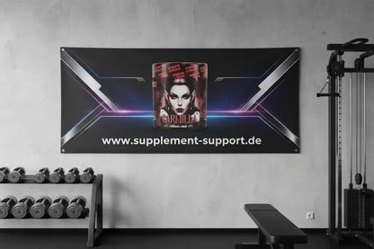 Carmilla Protein-Produkt in Fitnessstudio mit Hanteln und Trainingsgeräten