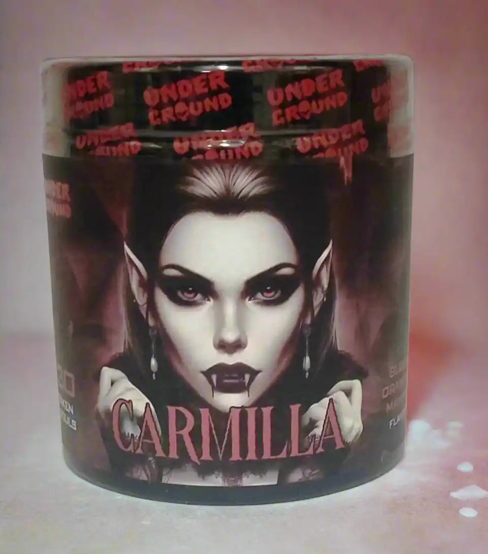 Carmilla Under Ground Nahrungsergänzungsmittel mit Vampir-Design und Protein-Booster