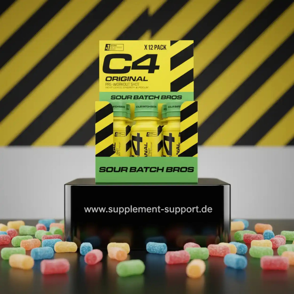 C4 Original Pre-Workout Shot Sour Batch Bros 12er Pack auf schwarzem Podest mit Gummibärchen
