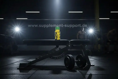 Gelbe Nahrungsergänzungsmittel-Flasche auf Bank im Fitnessstudio, ideal für Sportler und Training