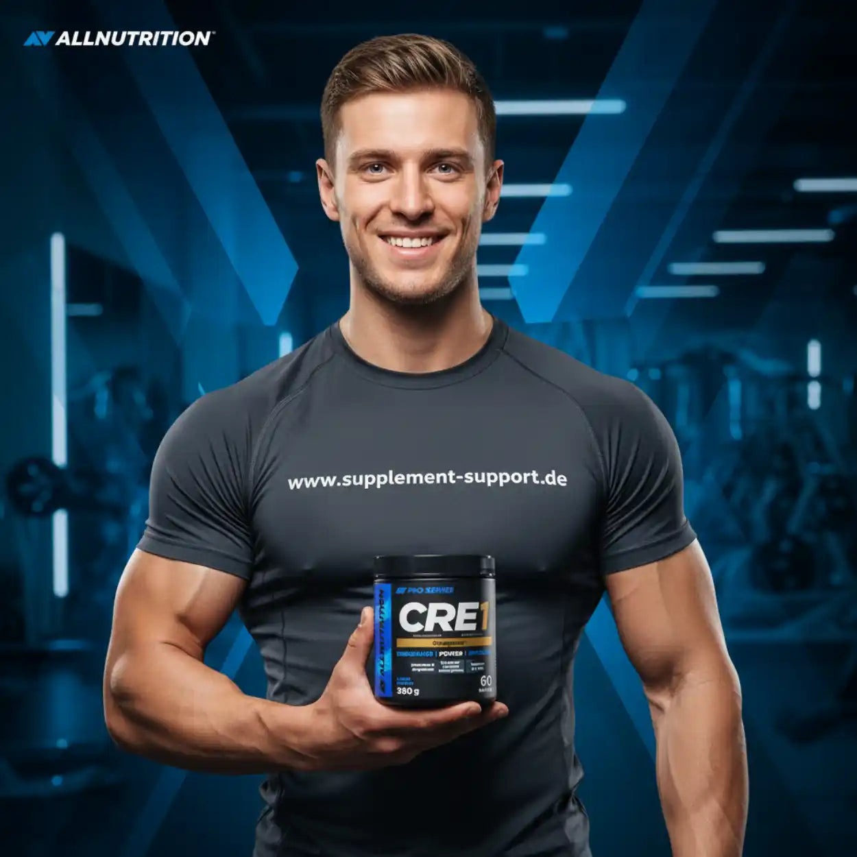 Muskulöser Mann hält AllNutrition CRE1 Kreatin-Booster in Fitnessstudio, ideal für Sportnahrung & Muskelaufbau