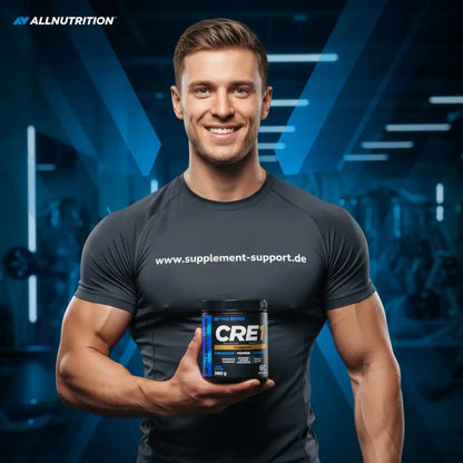 Muskulöser Mann hält AllNutrition CRE1 Kreatin-Booster in Fitnessstudio, ideal für Sportnahrung & Muskelaufbau