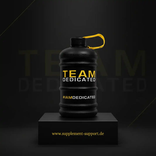 Schwarze Trinkflasche mit 'TEAM DEDICATED' Aufschrift, ideal für Sport und Fitness