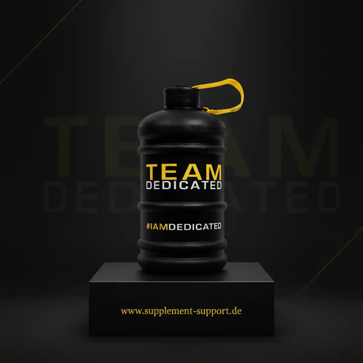 Schwarze Trinkflasche mit 'TEAM DEDICATED' Aufschrift, ideal für Sport und Fitness