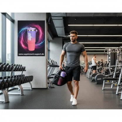 Muskulöser Mann im Fitnessstudio mit Sporttasche und Protein-Shaker, ideal für Sportnahrung und Booster