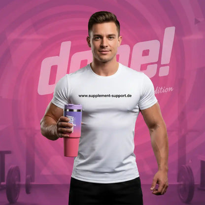Muskulöser Mann mit Protein-Shake Becher vor pinkem Hintergrund, Supplement Support