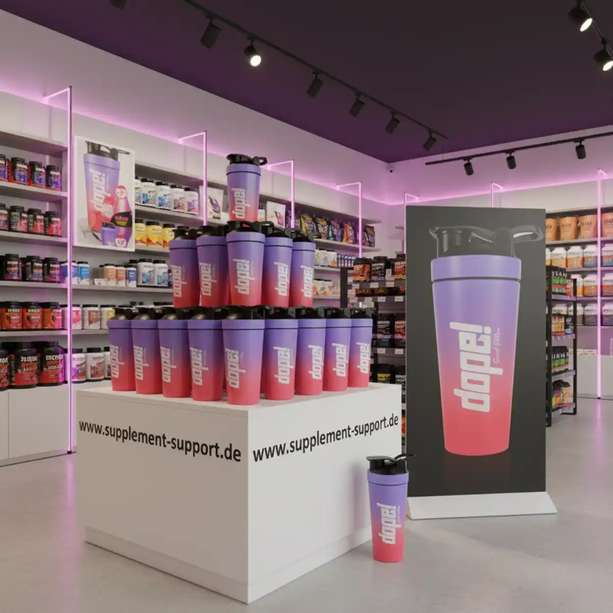 Lila Shaker für Proteinpulver im Supplement-Store mit Regalen voller Nahrungsergänzungsmittel