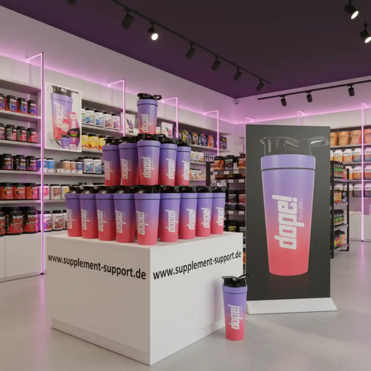 Lila Shaker für Proteinpulver im Supplement-Store mit Regalen voller Nahrungsergänzungsmittel