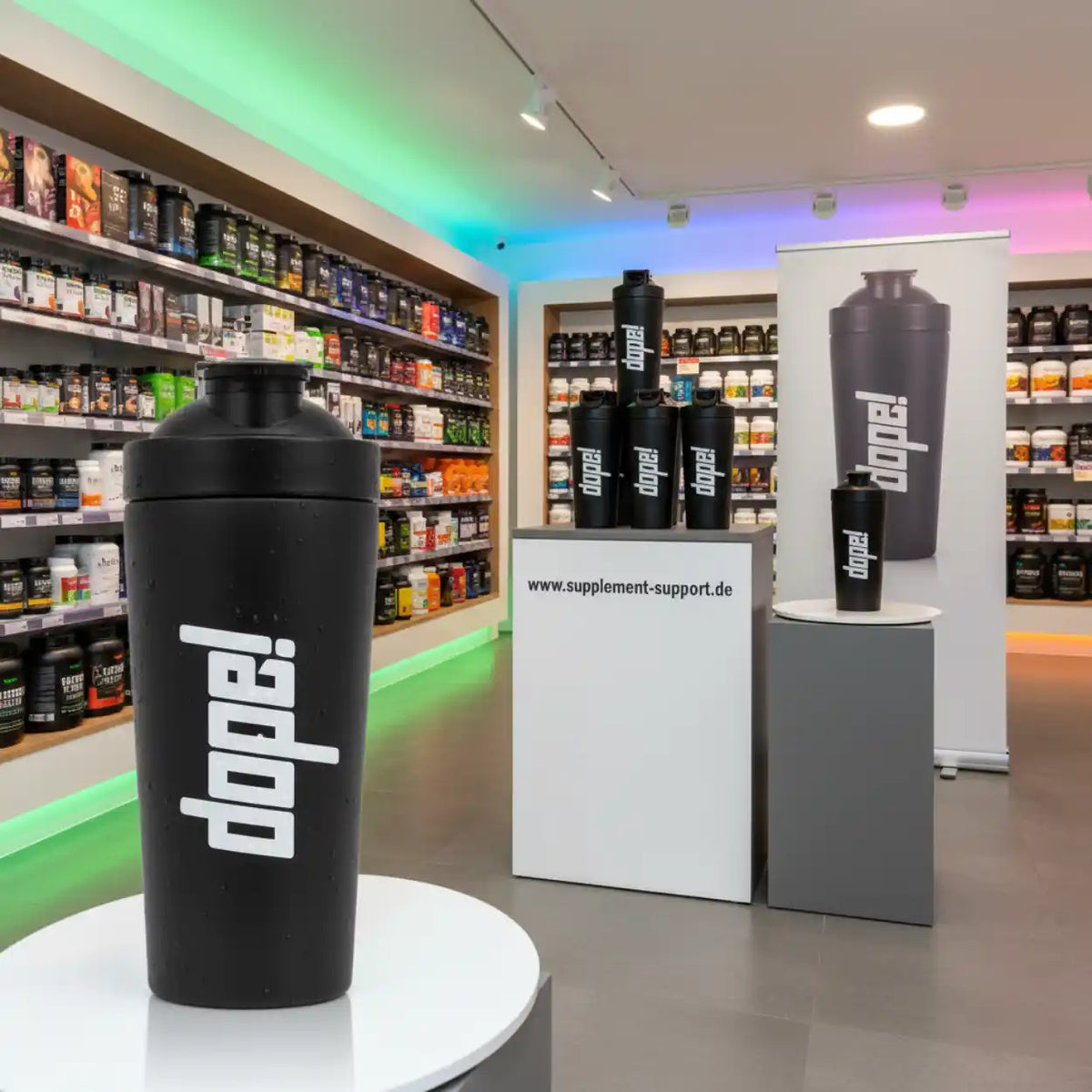 Schwarzer Dope! Shaker in modernem Supplement-Store mit Protein- und Vitaminregalen