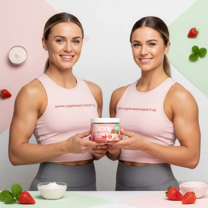 Zwei sportliche Frauen mit Proteinpulver, Erdbeeren und Joghurt vor hellem Hintergrund