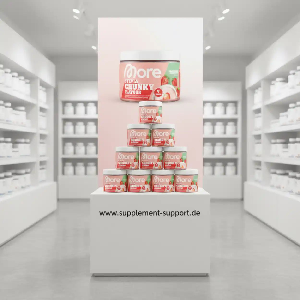 Pyramide aus More Chunky Flavour Dosen im hellen Supplement-Shop, Produkt im Fokus