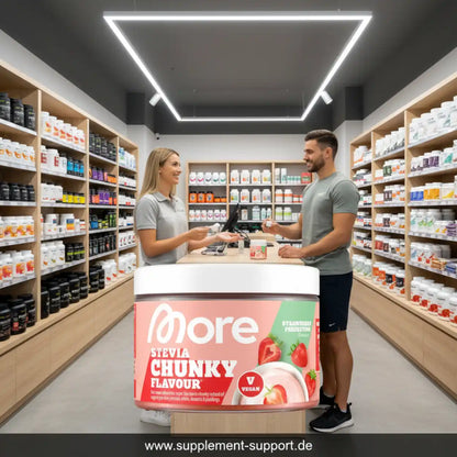 Frau berät Mann in modernem Nahrungsergänzungsmittel-Shop, Regale mit Protein und Vitaminen