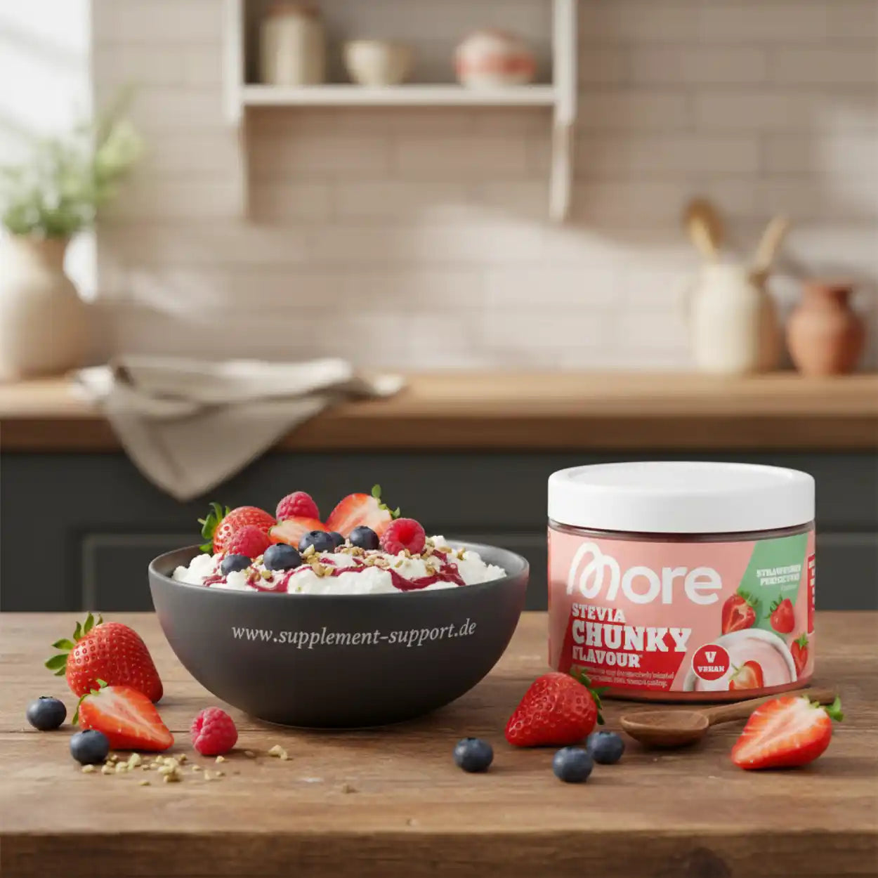 Protein-Müsli mit Beeren und veganes Stevia Chunky Flavour Pulver auf Holztisch