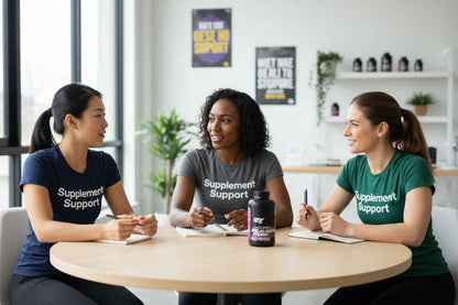 Drei Frauen mit Supplement Support Shirts besprechen Nahrungsergänzungsmittel am Tisch