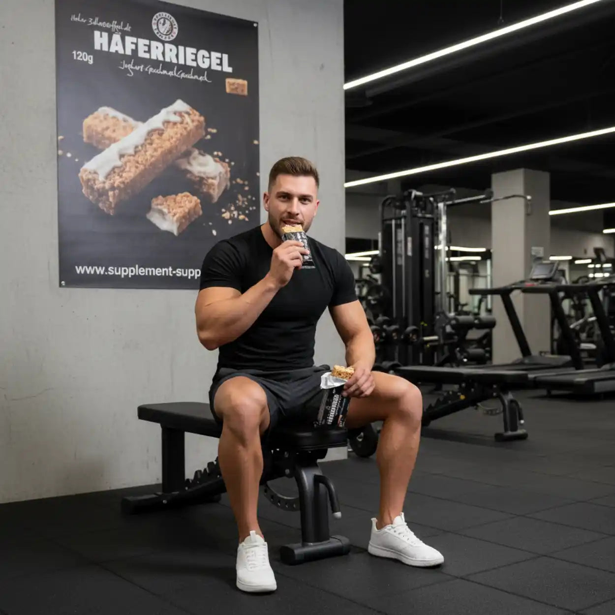Muskulöser Mann isst Haferriegel im Fitnessstudio – Proteinriegel für Sportler & Training