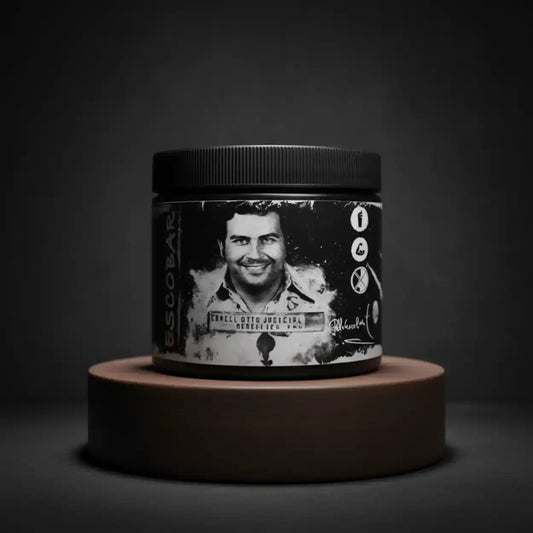 Escobar Supplement Dose mit Porträt eines Mannes auf dem Etikett auf einem Podest.