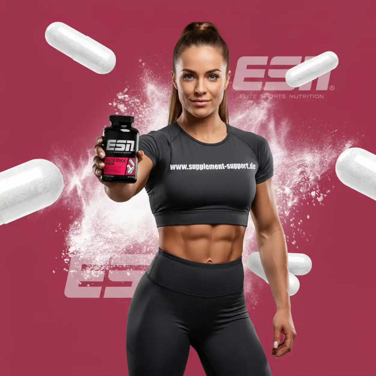 Muskulöse Frau in Sportkleidung hält eine Dose ESN Elite Stack Nahrungsergänzungsmittel.