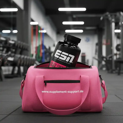 Pink Fitness-Tasche mit ESN Nahrungsergänzungsmittel im Gym – Protein, Booster, Vitamine