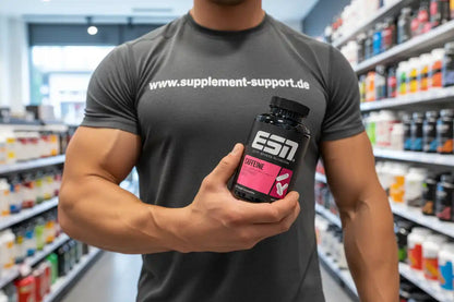 Mann im Fitnessstudio hält Dose Koffein-Kapseln, Nahrungsergänzungsmittel Regal im Hintergrund