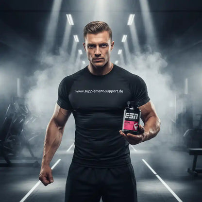 Muskelbepackter Mann hält vegane Koffein-Kapseln im Fitnessstudio, Sportnahrung Supplement