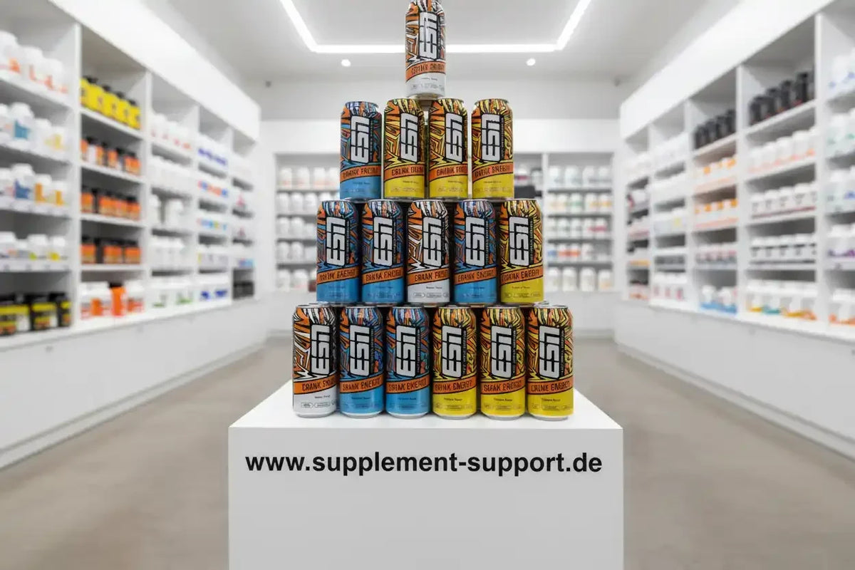 Energiegetränke-Dosenpyramide im Supplement-Store, Protein & Booster