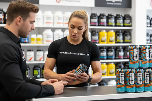 Zwei Personen im Supplement Support Shop betrachten ESN Crank Energy Drink, Sportnahrung im Regal