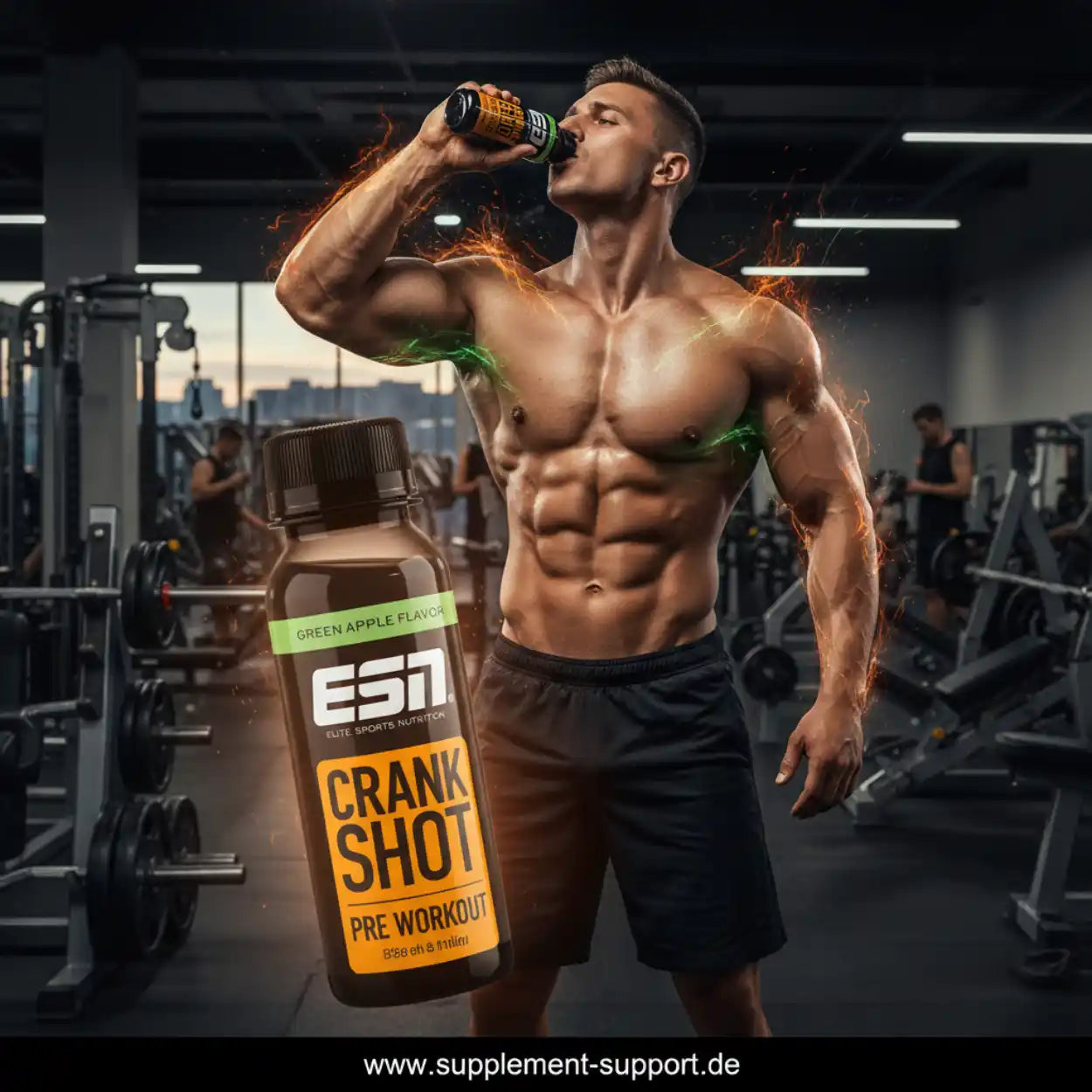 Muskulöser Mann trinkt ESN Crank Shot Pre Workout im Fitnessstudio, grüner Apfel Geschmack