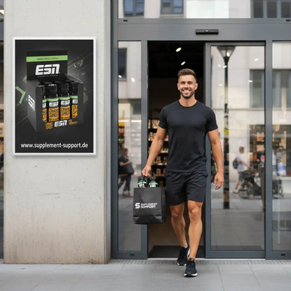 Muskulöser Mann mit Supplement-Support-Einkaufstasche verlässt Geschäft – ESN Crank Shot Werbung im Hintergrund